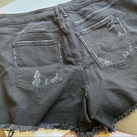 NWT Good American The Cut Off Distressed Jean Shorts in Black 22 - Picture 6 of 9